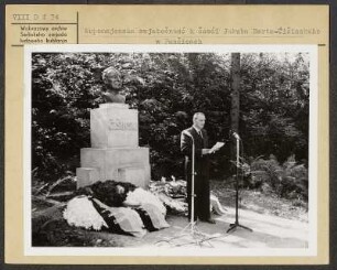 Gedenkfeier zu Ehren von Jakub Bart-Ćišinski in Panschwitz-Kuckau. : Wopomnjenska swjatočnosć k česći Jakuba Barta-Ćišinskeho w Pančicach-Kukowje.