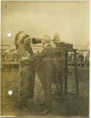 Wilhelm Doegen bei der Sprachaufnahme eines Sioux-Indianers im Zirkus Krone