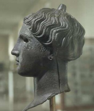 Athen. Agorá-Museum. Bronzekopf einer Nike, spätes 9. Jh. Aus Brunnenschacht auf Westseite der Agorá