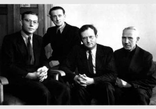 Mitarbeiter des Ägyptischen Museums v.l.n.r.: M. Krause, Restaurator Straußmann, Direktor des Ägyptischen Museums Siegfried Morenz, Restaurator Rudolf Kuhn