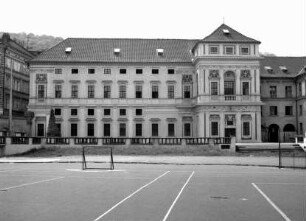 Palais Michna & Tyrš-Haus & Haus Nr. 450 — Gartenfassade