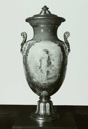 Große Vase mit hellblauem Fond