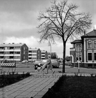 Hamburger Straße: links nach hinten Stormarnstraße: Straßenarbeiten an Kreuzung: Absperrungen: Autos: hinten links Wohnblocks: rechts Altbau, Bauschild: vorne Baum, Frau mit Kinderwagen auf Fußgängerweg, Grünfläche, Plattenweg