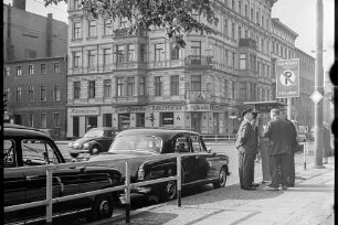 Ein Ostberliner Fotograf in Westberlin, Bild 5: Taxistand in Moabit. SW-Foto, 1960 © Kurt Schwarz.