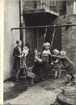 ... und Kinderjauchzen im Hinterhof : ... und Kinderjauchzen im Hinterhof in Hamburg Altona