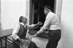 Andechs: Bier wird durch Fenster gereicht