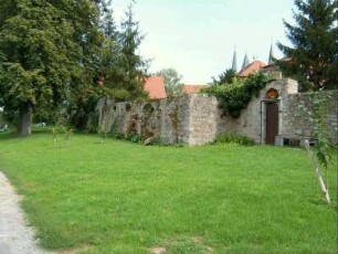 Stadtbefestigung-Ansicht im Nordwesten-Stadtmauer über Feldseite (Wehrgang im 18 Jh abgetragen-Stadtgraben verfüllt) im Verlauf nach Osten mit Teilausbrüchen