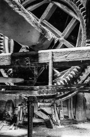 Zeithain-Lorenzkirch. Holländermühle, Inneres: Flügelradwelle mit Getriebe, 1945 abgebrannt
