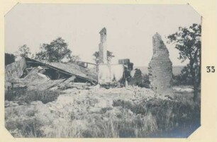 Foto einer zerstörten Häusergruppe in Ovillers(-la-Boisselle)
