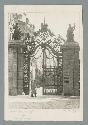In Würzburg an der Residenz : Würzburg. Residenz. Schmiedeeisernes Tor am Rennweg (J. G. Oegg)