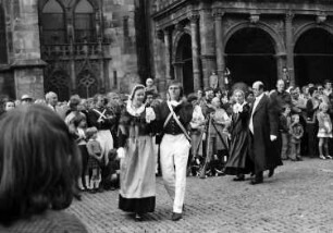 Freiburg: Münsterplatz; Trachtengruppe aus Villingen