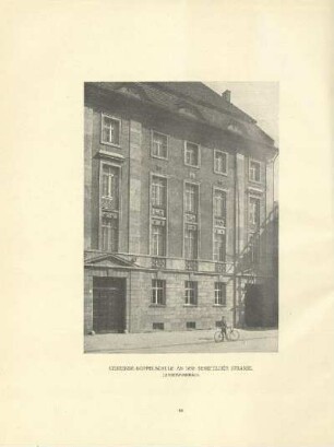 Gemeinde-Doppelschule an der Senefelder Strasse. Lehrerwohnhaus