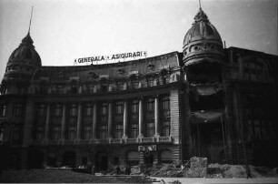 Bukarest: Bomben auf Bukarest, Versicherungsgebäude am Universitätsplatz, ganz darauf