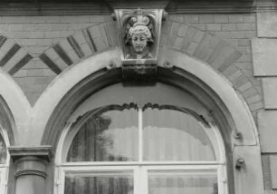 Mügeln, Doppelwohnhaus, Fensterbogen : Mügeln (Kreis Oschatz), Doppelwohnhaus, Goethestraße 11/13, um 1900, Fensterbogen mit Schlussstein, Nummer 13