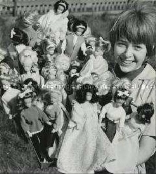 Junge Frau mit Sortiment des Puppentyps "Steffi" des VEB Puppenfabrik Waltershausen