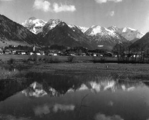 Oberstdorf. Ortsansicht von Nornordwesten. Blick gegen Höfats und Krottenkopf