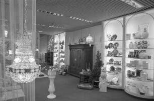Porzellanhaus und Fachgeschäft für Geschenke "Reiss" in der Kaiserstraße 241. Neueröffnung