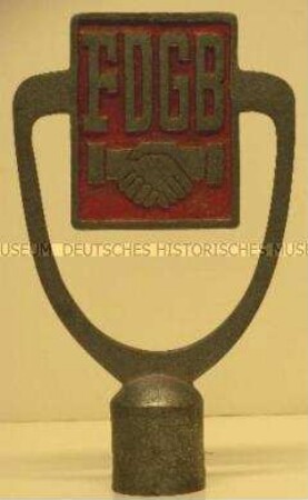 Fahnenspitze (mit Emblem des FDGB)