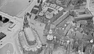 Dresden: Schlossplatz und Umgebung mit Hofkirche, Residenzschloss, Ständehaus und Johanneum von Südwesten. Luftbild-Schrägaufnahme