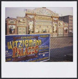 Werbeschild für das Eckart Witzigmann Palazzo vor einer Jahrmarktbude