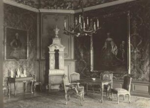 Moritzburg. Schloss. Raum im 1. Stock. Ecke mit Ofen