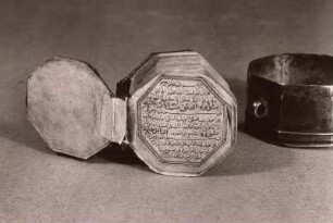 Koran in kleiner achteckiger Kapsel, Schrift: arabisch, Sprache: Arabisch