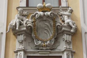 Das Wappen der Familie Kinsky von Putten gerahmt