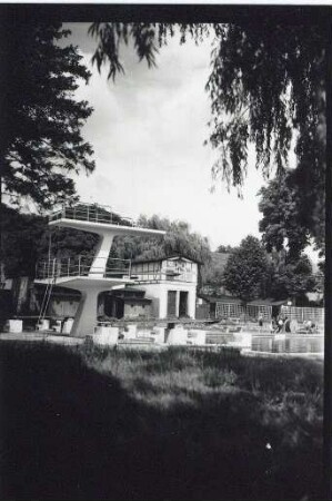 Fotoserie vom Freibad nach dem Umbau 1940 / Sprungturm mit Becken. Detmold. Georg-Weerth-Str. Papierabzug