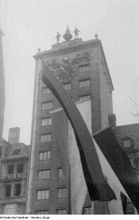 Gehißte Länderflaggen auf dem Augustusplatz