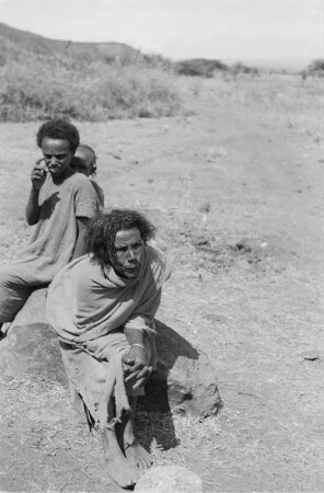 Mann und Kinder : Ein Mann und zwei Jungen der Arsi-Oromo sitzen auf einem Erdhügel