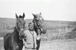 Zweiter Weltkrieg. Frontbilder. Rußland, Oblast Belgorod. Angehöriger der deutschen Wehrmacht mit Pferden