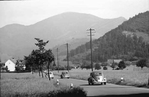 Staufen: Münstertalstraße mit Blick zum Belchen bei Staufen