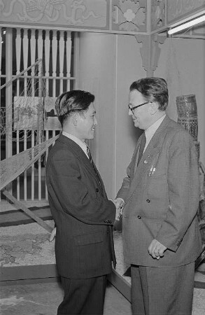 Empfang im vietnamesischen Ausstellungspavillon, Rolf Lemser (?) Messeamtsdirektor (rechts) dankt dem Vertreter der vietnamesischen Messedelegation