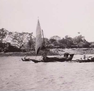 Myanmar (Burma), Lastensampan auf dem Rangun-Fluss, angetrieben durch Segel und Riemen (Ruder), um 1962