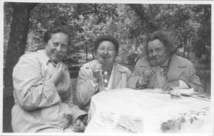 Etha Richter und zwei weitere Frauen, an einem Tisch Sitzend (wohl in einen Gartenlokal)