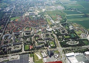 Hansjakob, Gottfried; Augsburg - Universitätsviertel; Neue Universität und Wohnbebauung Universitätsviertel, Außenanlagen, Freiflächengestaltung - Luftbild Universitätsviertel, Nahaufnahme Campus