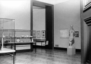 Blick in die Ausstellung "Stilkunst um 1900 in Deutschland" vom 30. Juni 1972 - Dez. 1972 in der Nationalgalerie
