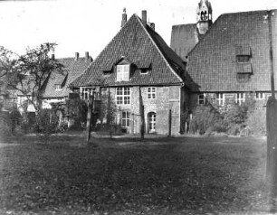 Kloster Lüne : Blick auf die Front des Klostergebäudes des ehemaligen Bedediktinerinnenklosters Lüne