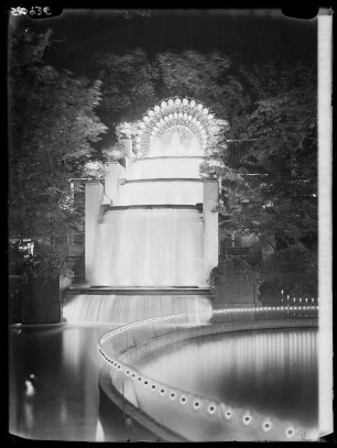 Kopenhagen: erleuchteter Wasserfall in Tivoli