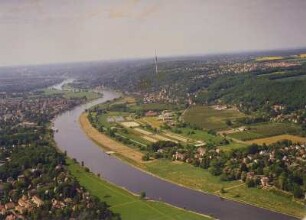 Laubegast, Kleinzschachwitz, Elbe und Hosterwitz gegen den Fernsehturm und Pappritz : Dresden. Laubegast, Kleinzschachwitz, Elbe und Hosterwitz gegen den Fernsehturm und Pappritz. Luftbild-Schrägaufnahme von Südost