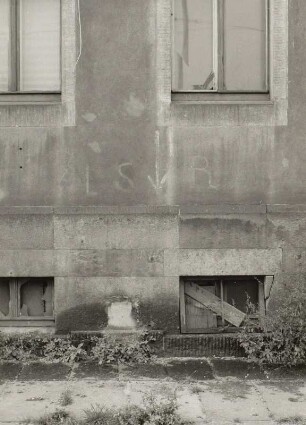 Dresden-Friedrichstadt. Desolate Fenster in Keller- und Erdgeschoß eines Wohnhauses mit Hinweis "LSR" (Luftschutzraum)