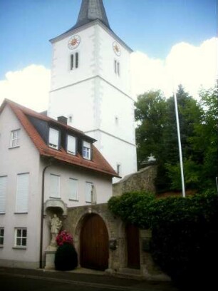 Ansicht von Südosten mit Kirchturm (Spätromanisch-Frühgotischer Chorturm mit Turmchor) über im Osten zur Bergseite ansteigender Kirchhofmauer (Wehrgang abgetragen)