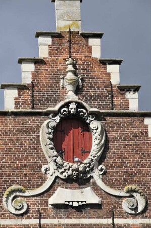 Gent - Hausgiebel : Reich verzierter Hausgiebel im Korenlei-Viertel, aufgenommen in Gent am 1. April 2010