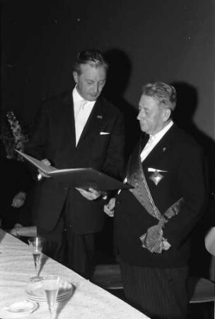 Freiburg: Regierungspräsidium; Anton Dichtel 60 Jahre; Ministerpräsident Kurt Georg Kiesinger überreicht Anton Dichtel das Schulterband mit Stern zum Bundesverdienstkreuz