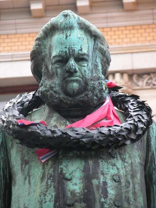 Oslo - Denkmal für Henrik Ibsen : Henrik Ibsen Denkmal vor dem Nationaltheater. Aufgenommen in Oslo im September 2004