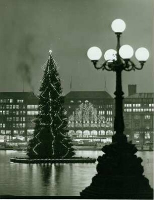 Hamburg-Altstadt. Abenddämmerung. Blick von der Lombardsbrücke Richtung Alsterarkaden in der Weihnachtszeit.