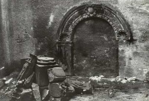 Ecke auf dem "Grünen Friedhof" mit altem Portal, Säulensockel, Kapitellresten und Grabsteintrümmern