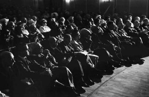13. Tagung 1963 Medizin; Eröffnung Lindau 1.7.63: Sitzreihen im dunklen Saal