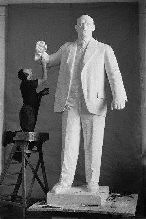 Der Bildhauer Walter Arold bei der Arbeit am Originalmodell für das Thälmanndenkmal in Weimar