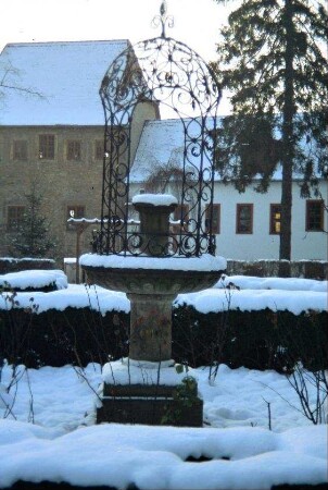 Brunnen mit kunstschmiedeeiserner Pergola im Burghof; Gebäude